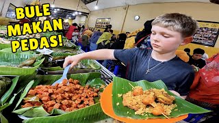 Foreigners Try Sundanese Indonesian food in Jakarta 🇮🇩 | Warung Nasi Alam Sunda