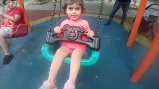 Ela ile Deniz evde  aralarında yürüteç ile at yarışı yaptılar 🚲👯😇🤹sonrada parka  oynamaya gittiler🎈🤼