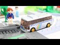 電池で走るトミカプラロード”新交通バス”プラレール京浜東北線大宮行きが踏切通過!!!
