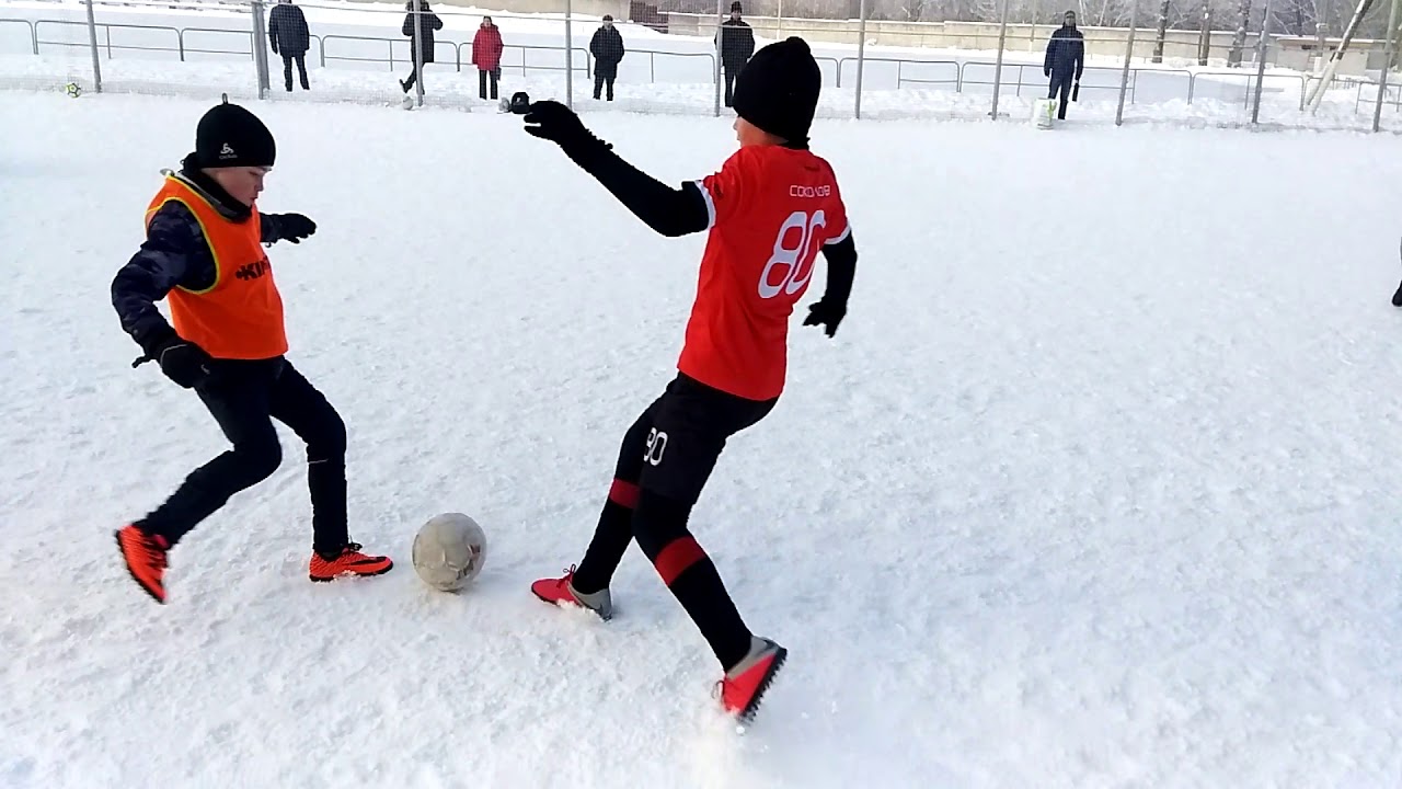 Новый тренировочный год. Зимний футбол. Зимний футбол дети. Зимний футбол картинки. Зимний футбол поле.