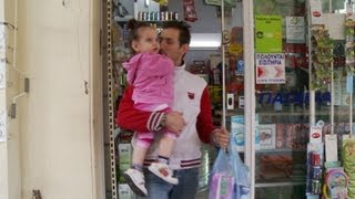 Crise De L Euro Vivre Avec 400 Euros Par Mois En Grece Youtube