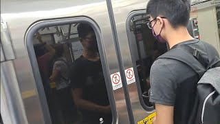 2143次基隆發車經由山線開往嘉義的EMU721+EMU722阿福號區間車，和105次基隆發車經由山線開往屏東的PP自強號