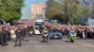 Así reciben al Real Madrid por parte del madridismo en su llegada al Bernabéu #ElClásico