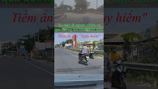 Xe Máy Đi Ngược Chiều, Qua Đường, Tại Đoạn Cong