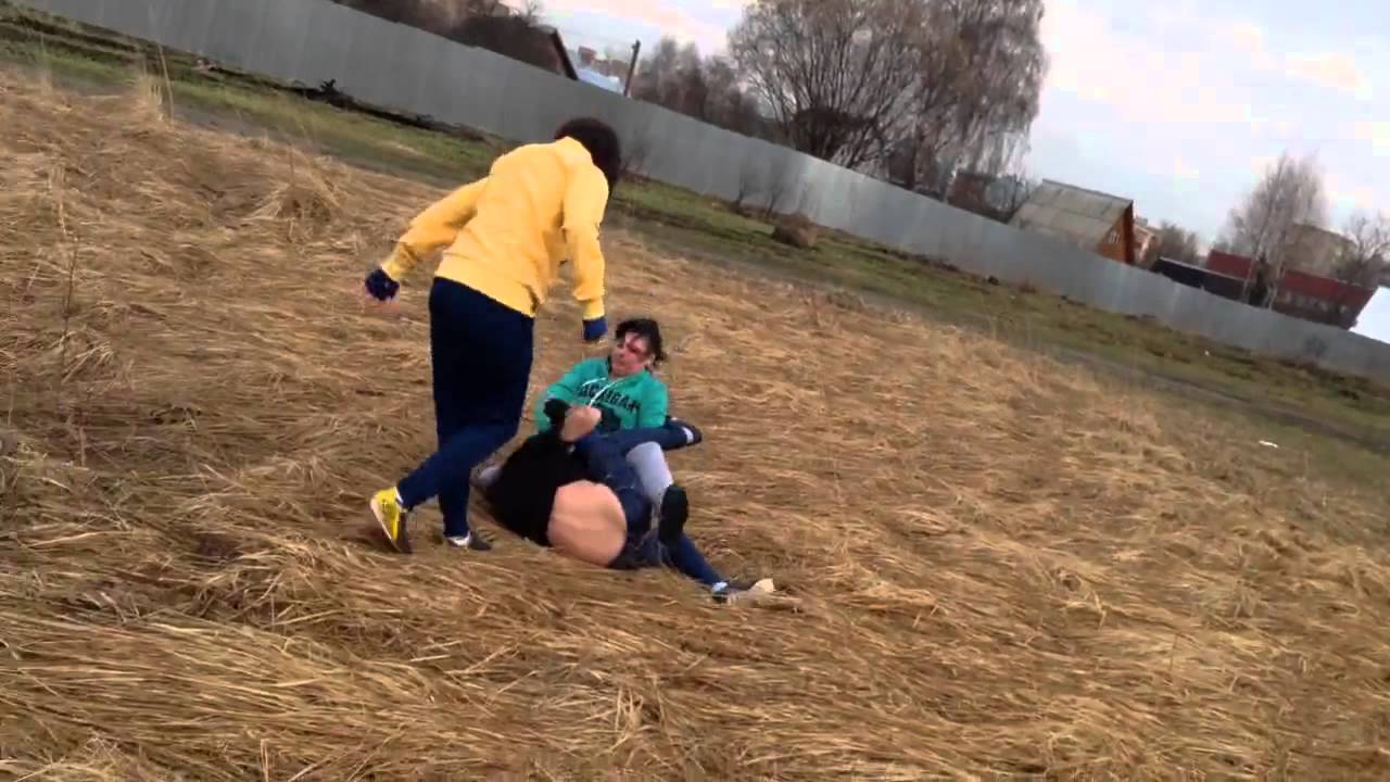 Женщины садятся на мужчин видео. Драка девочек во дворе. Села на мальчика.