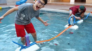 LUCAS BRINCA COM SEUS CARRINHOS NA PISCINA