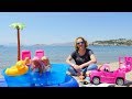 Barbie oyunları. Chelsea ve bebekler sahilde havuzda oynuyorlar
