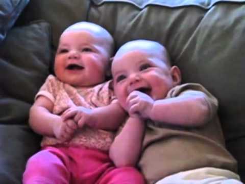 双子のくしゃみがかわいいあかちゃん Twin Babies Laughing At Fake Sneezes Youtube