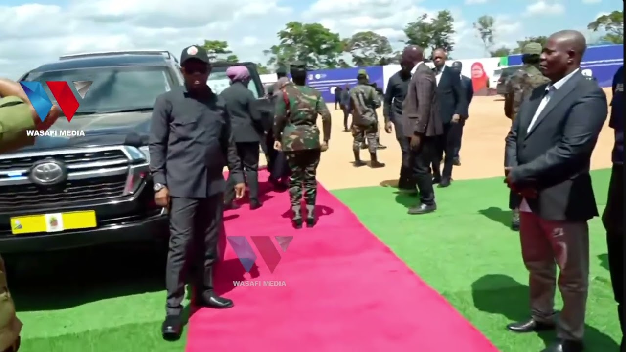 RAIS SAMIA ALIVYOWASILI KWENYE UZINDUZI WA MGODI WA UCHIMBAJI MADINI YA URANUM WILAYANI RUVUMA