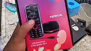 Tukang rongsokan berburu barang bekas di pasar loak