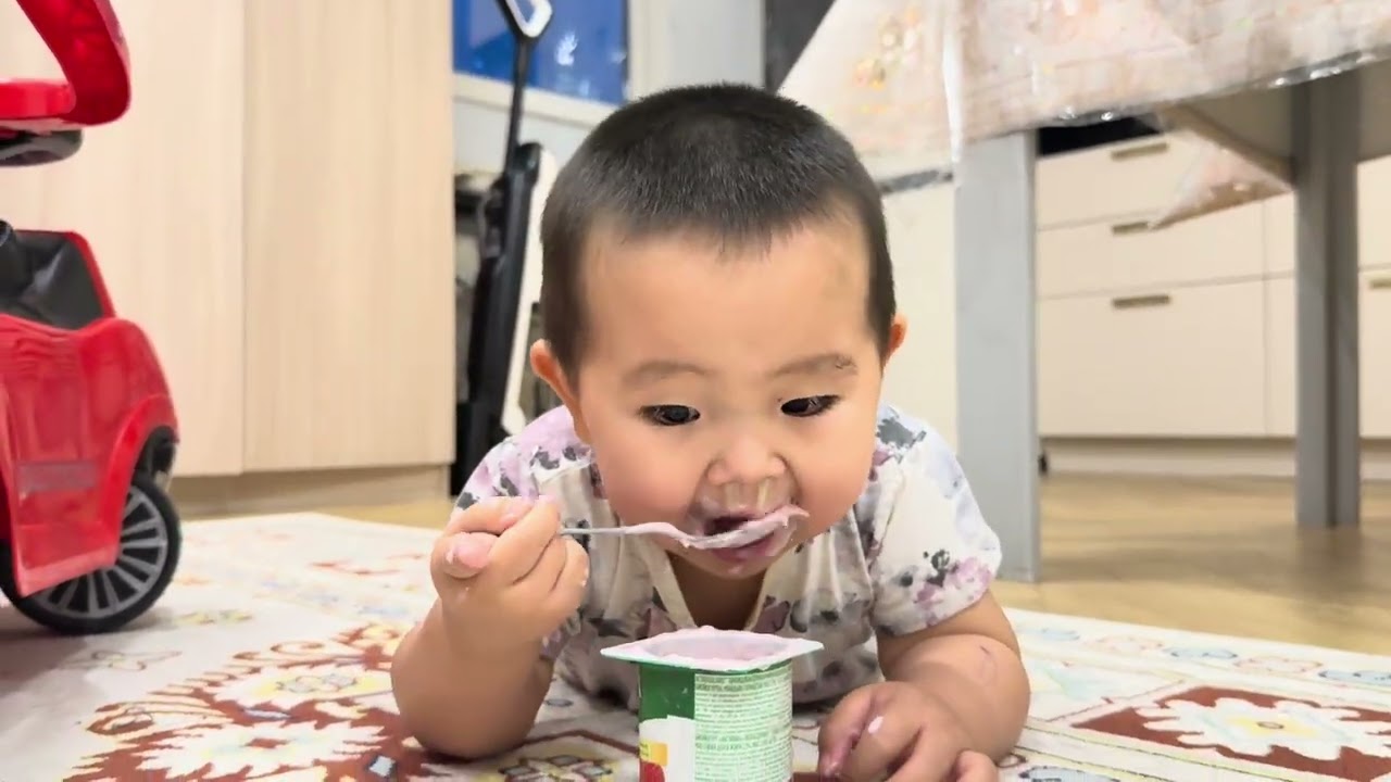 Өте аппетитно йогурт жеп жатыр