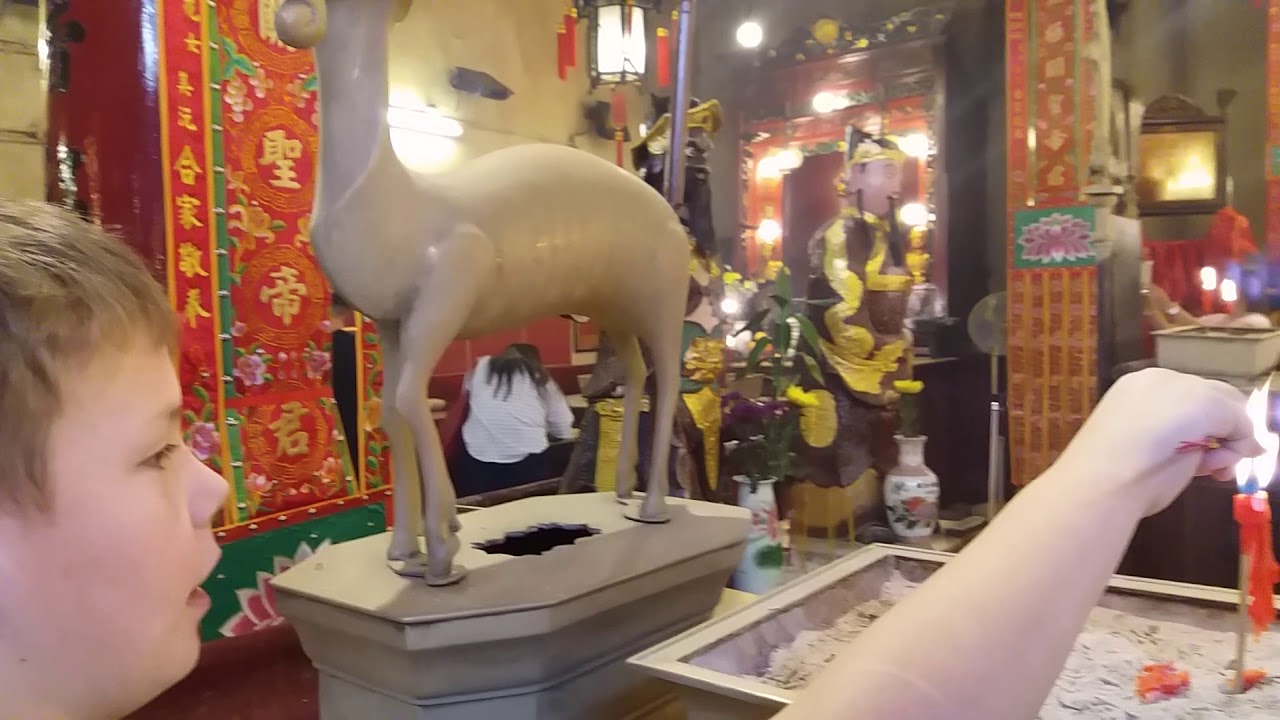 Čína, Hongkong 2017, budhisticky chram Man Mo na Hollywood Rd., 28. 10. 2017 camera iphone 8 plus apk