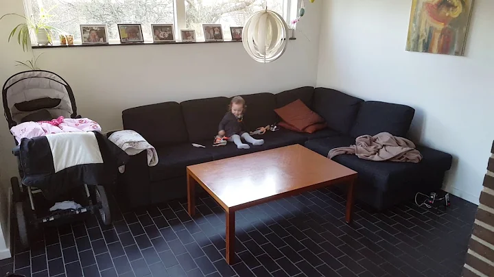 20160410 - Agnes leger i pejsestuen