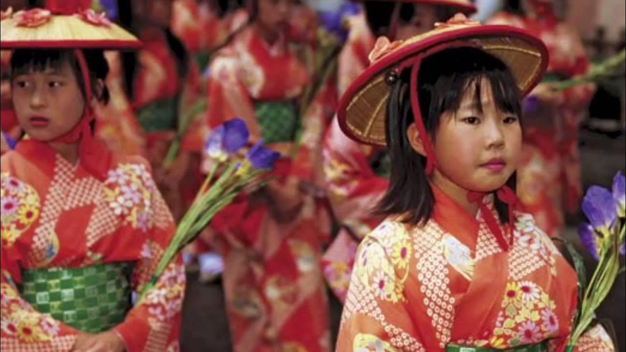 Дети в японии в школе. Чавканье в японии. Старшие школы в японии. Япония девочки маленькие. Японка в кимоно.