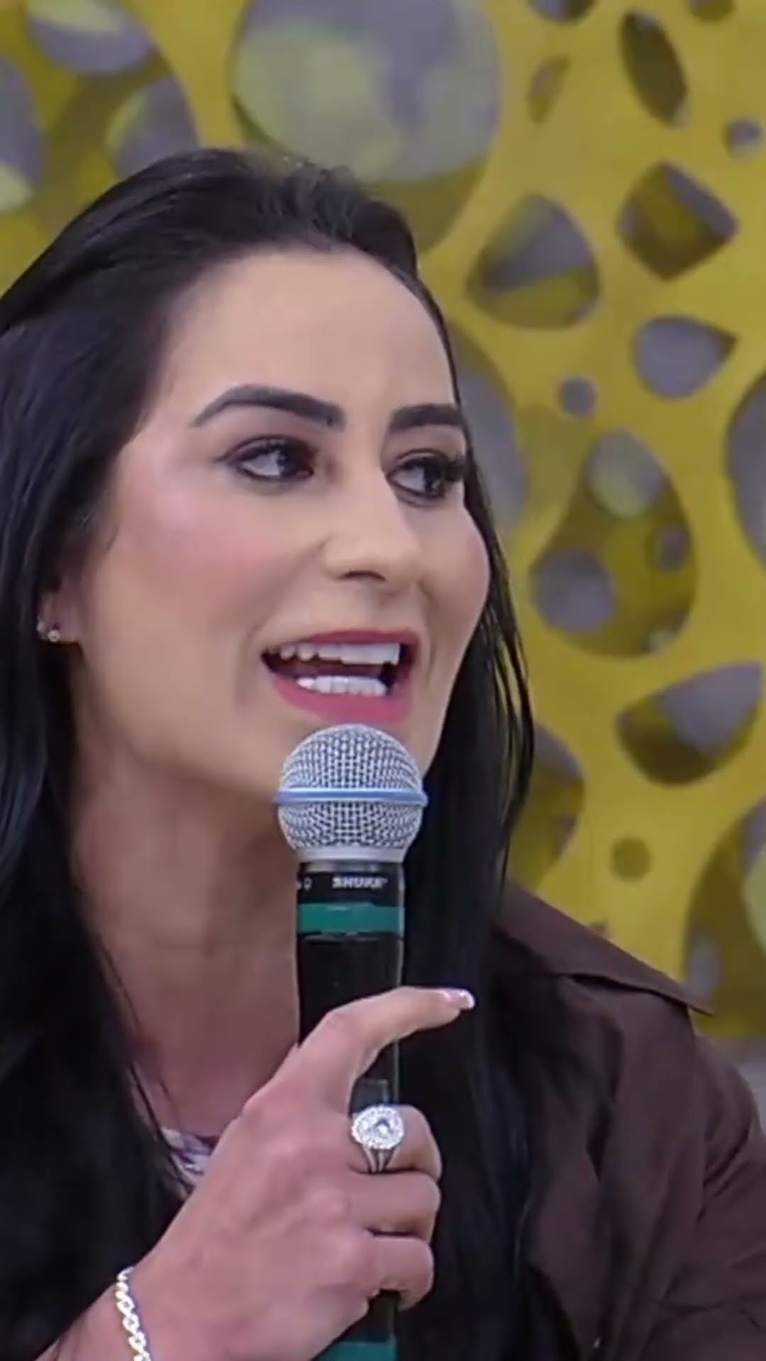 Valores invertidos? Fabíola Gadelha opina sobre relacionamentos não tradicionais!