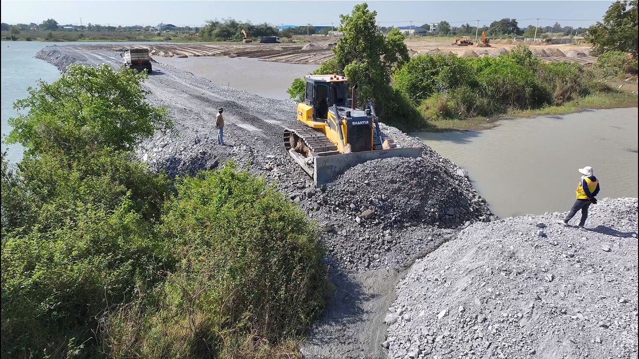 Project Filling Stone Connect By Team Work Bulldozer SHANTUI C3 Push Stone And DumpTruck 25 Ton