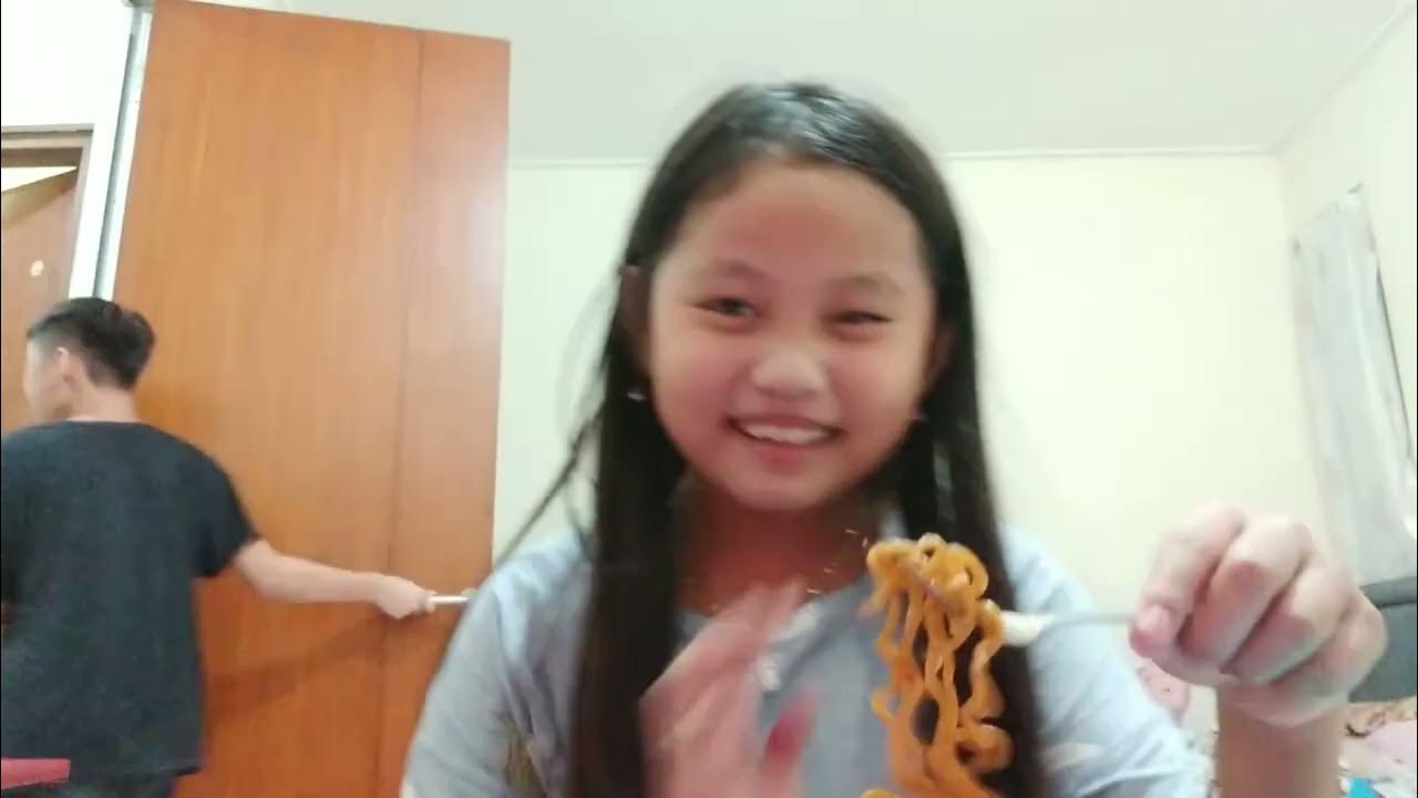 mencoba mie terpedas di Indonesia - YouTube