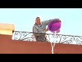 بنت ترش على حماها موية من البلكونة علشان شغال عامل نظافة