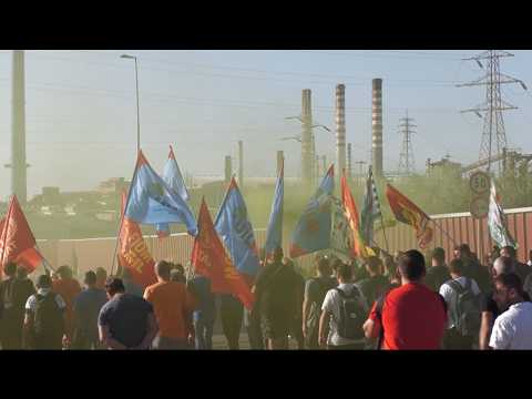 Video Ex Ilva, sciopero dellindotto: protesta dalle portinerie fino a Palazzo di Città