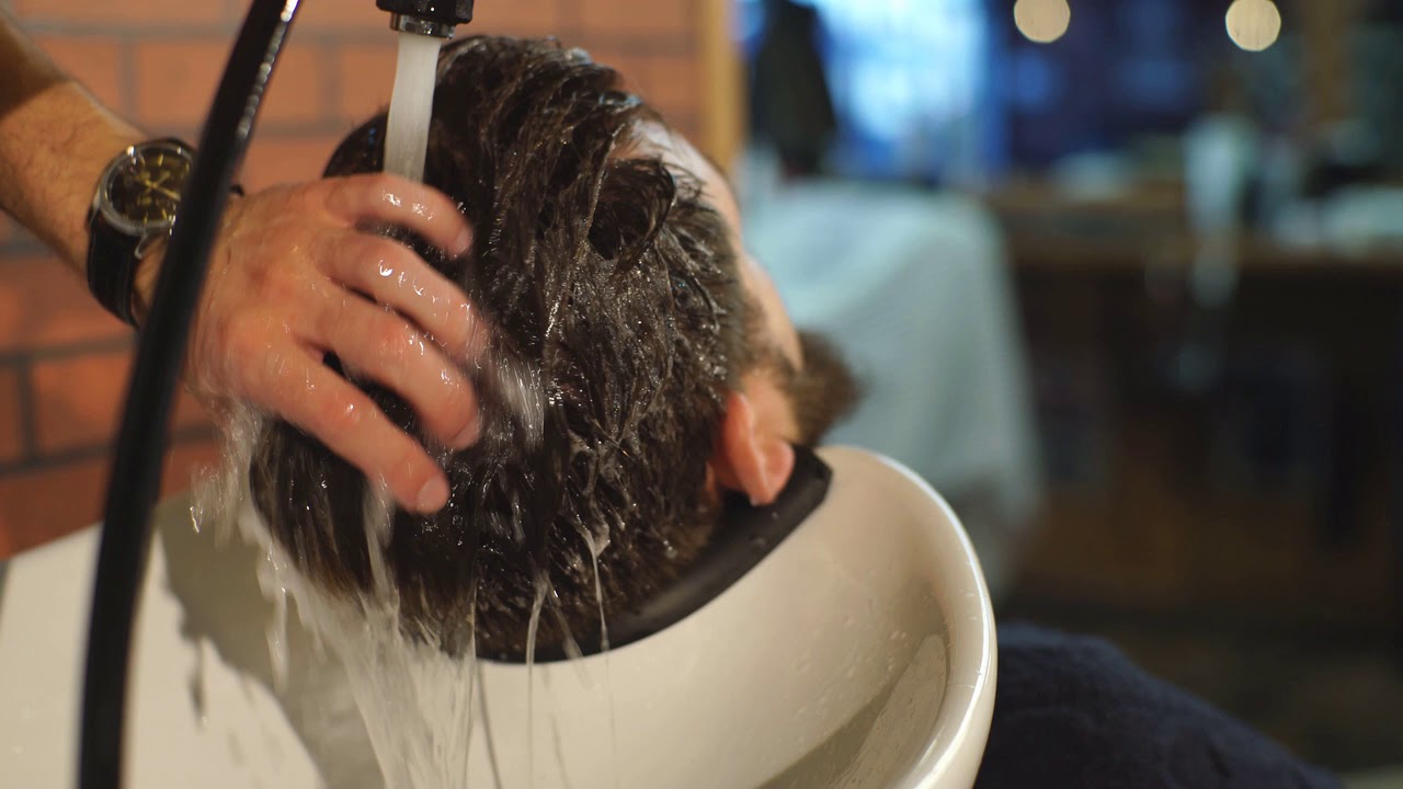 Почему воняет голова. Мытье головы мужское. Парикмахер моет голову мужчине. Мытьё головы в парикмахерской мужчине. Смывание волос мужской головы.