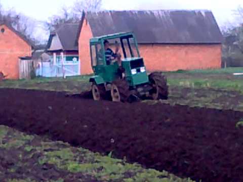 МТЗ-82(С) переорює замерзлий грунт