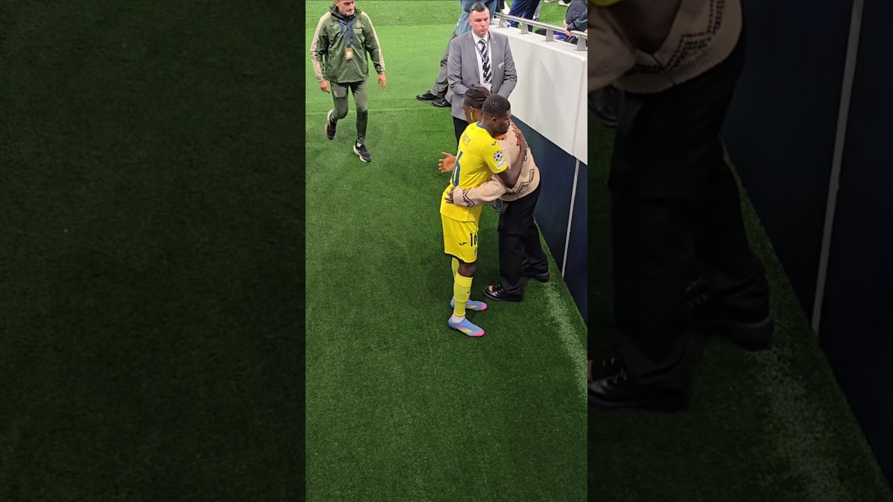 YVES BISSOUMA HUGS THOMAS PARTEY: Tottenham 1-0 Villarreal