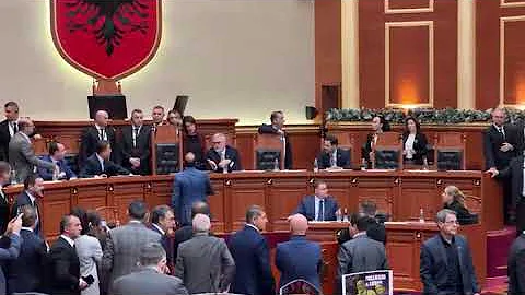 Top Channel/ Ende pa nisur seanca, deputetët e PD zënë vendet e ministrave në sallë