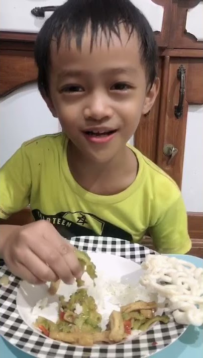 Anak Kecil Makan Pare Lahap Banget