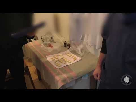 СБНОН МВД КР задержали мужчину, в желудке которого нашли 50 пакетиков кокаина