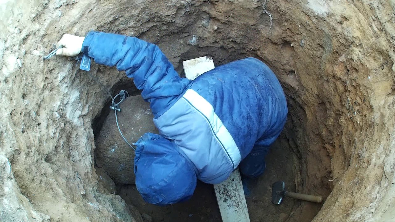 что роет большую яму. копка колодцев. вытащить из ямы. глиняный замок для канализационного колодца. приспособление для вытаскивания столбов из земли.