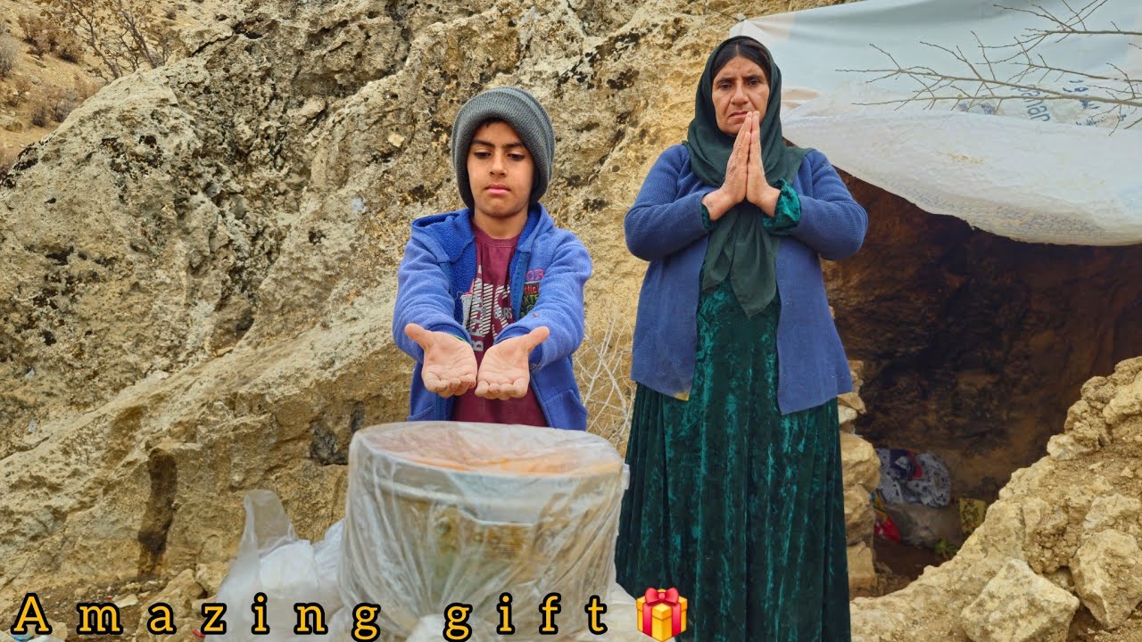 Горячая еда и замечательный подарок для бездомной матери