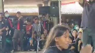 Mbah Gimbal menantangan Gus Imm Untuk Bermain Debus Di Kabupaten Kalanganyar, Jawa Tengah.