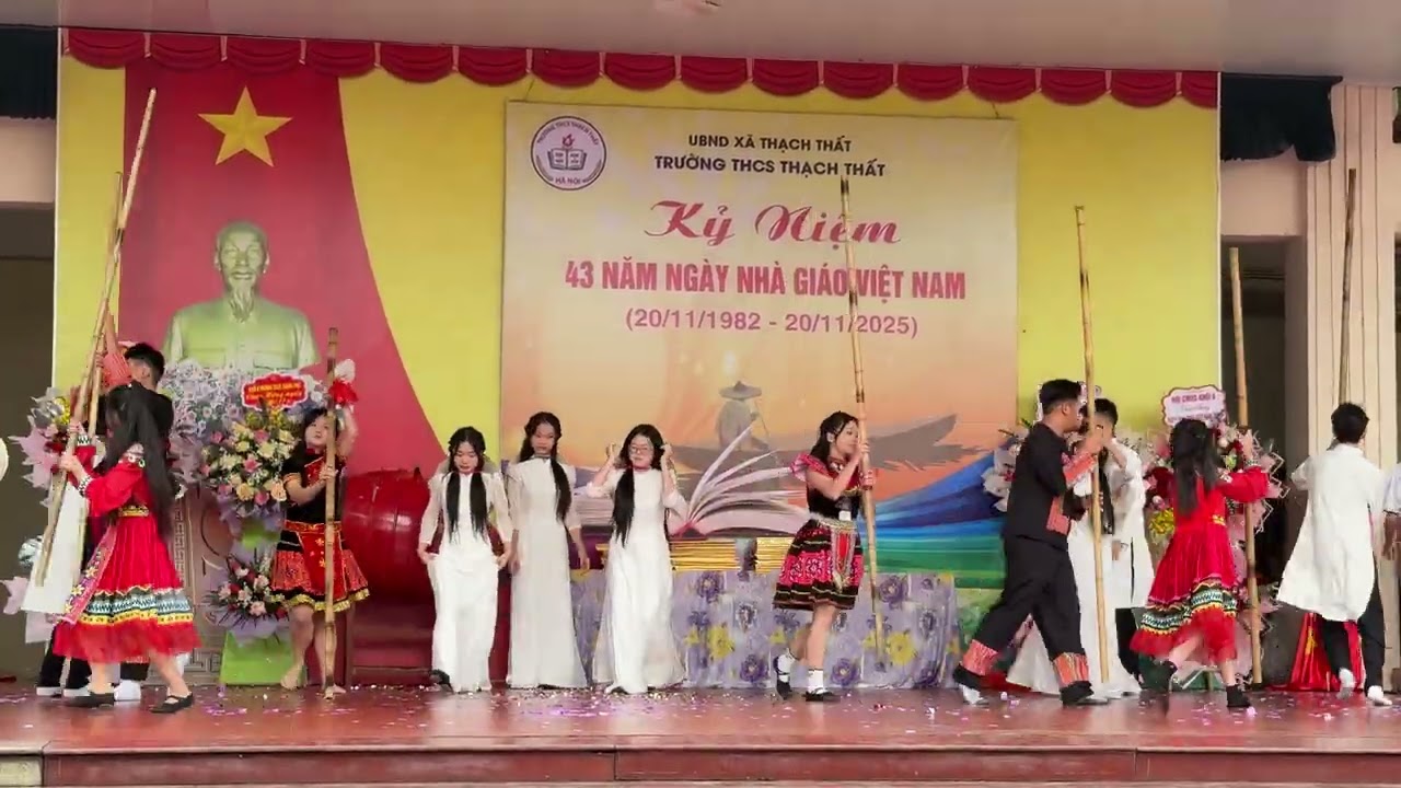 Tiết mục dự thi lớp 9D chào mừng 43 năm Ngày Nhà giáo Việt Nam của trường THCS Thạch Thất.