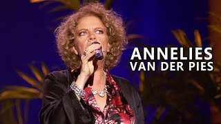 Brigitte Kaandorp – Annelies van der Pies (Grande de Luxe Extra Plus, 2015)