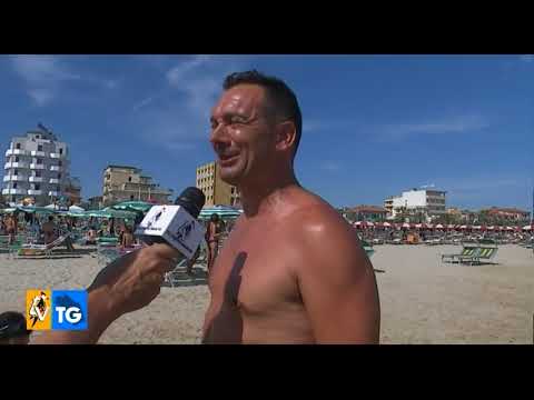 tv kanalları Senigallia fa il pieno di turisti che si godono le acque pulite del suo mare