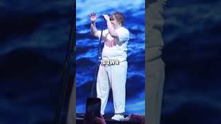 SÍNDROME DE TOURETTE: CANTOR LEWIS CAPALDI TEM CRISE DURANTE SHOW AO VIVO