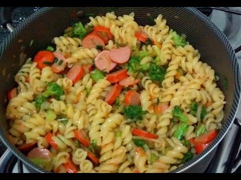 Macarrão com Salsicha e Brócolis