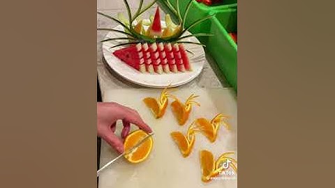 Moi người cùng xem cách cắt dưa hấu đẹp mắt