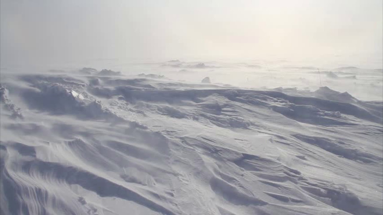 Буран в гору. Ветер в Арктике. Снежная буря в Арктике. Метель на севере. Пурга на севере.