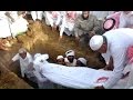 اغرب من الخيال - ذهبوا ليدفنوا رجل في السعودية فأنفجر قبره ونزل تحت الارض