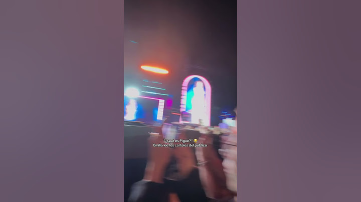 Emilia se divierte leyendo los carteles del público en su show en Vélez
