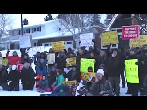 Anti-mandate protesters in Calgary targeting elected officials at their homes