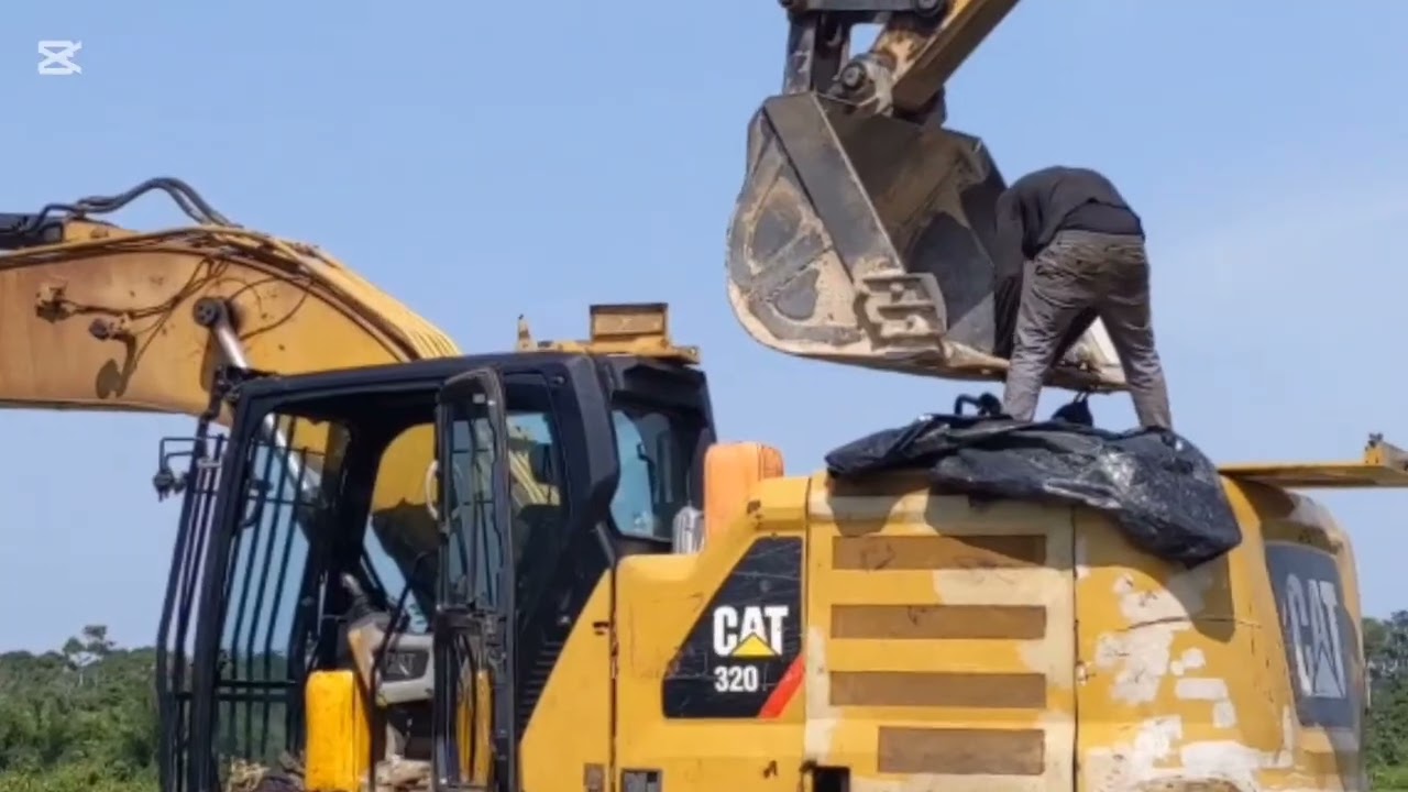 🔧 La machine Sany retire le moteur d’une Caterpillar 320 en panne !