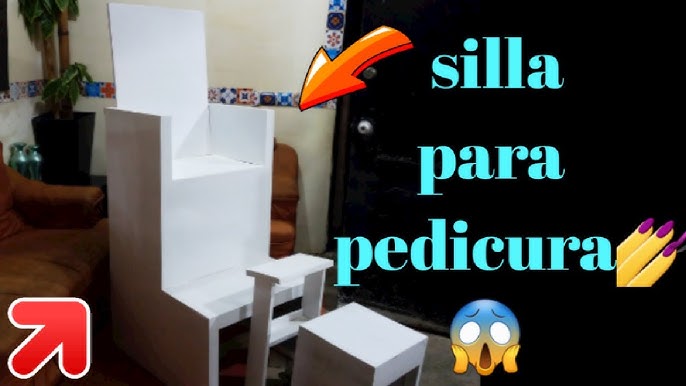 Sillones de pedicura modernos interiores de salón de uñas en la