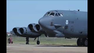 despegue un bombardero B-52 de la fuerza aérea de EE.UU.