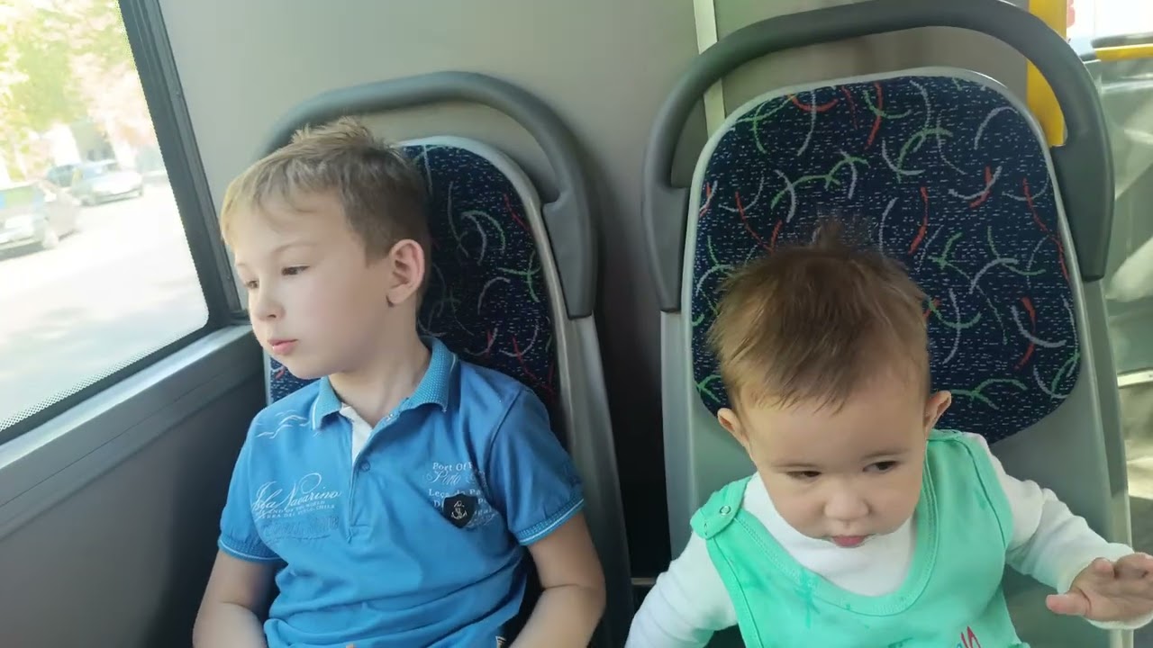 Аарон Адриан с братом едет в автобусе 