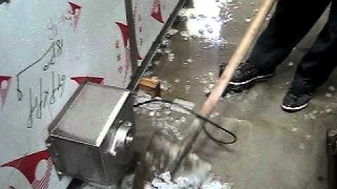 Koller ice cube machine for ice discharging.AVI