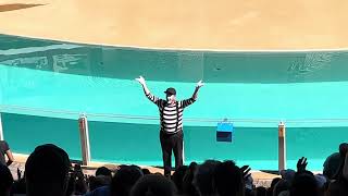SeaWorld Mime tricks Guests!