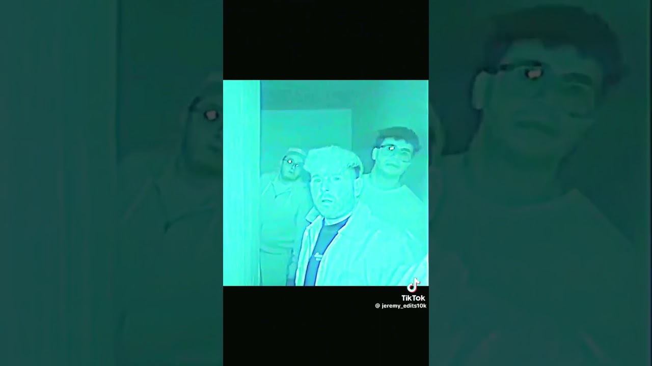 vigilando a la elevador💀