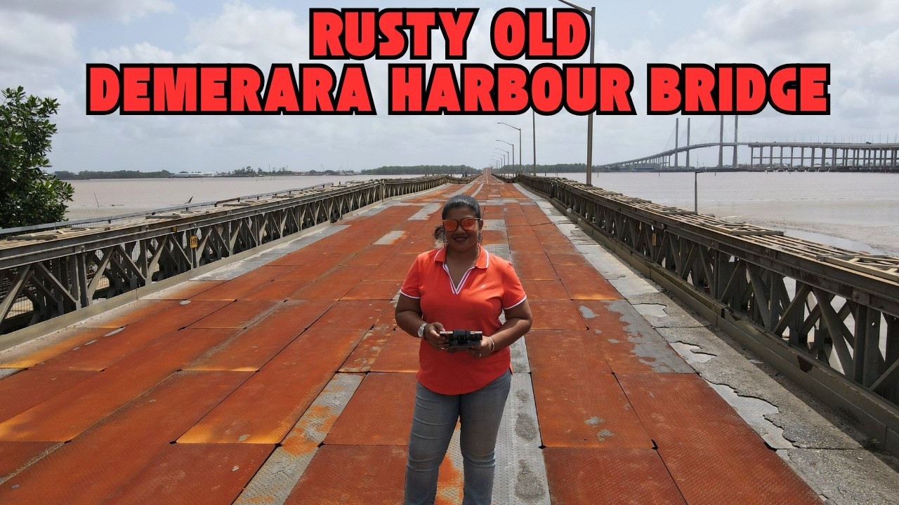 Старый ржавый мост через гавань Демерара, Гайана / Река Демерара, Гайана / Мост через гавань Деме...